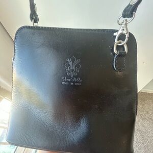 Vera Pelle Sleek Black Leather Shoulder Bag